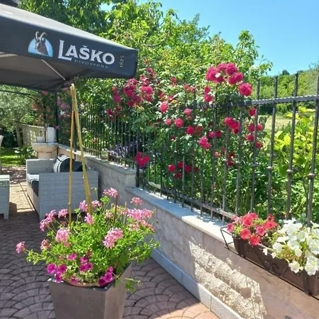 Apartma Stanovanje V Mirni Zeleni Okolici