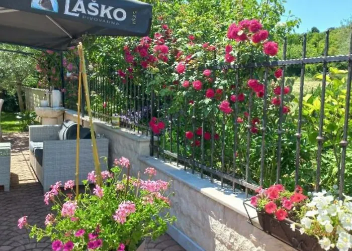 Apartma Stanovanje V Mirni Zeleni Okolici